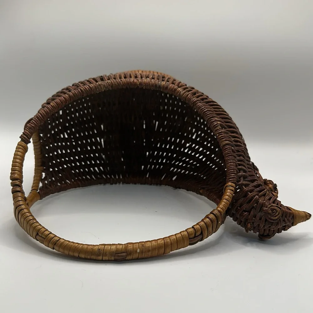 Vintage Rattan Wicker Basket Chicken Rooster Egg Handle Farmhouse 8.5x8.5”